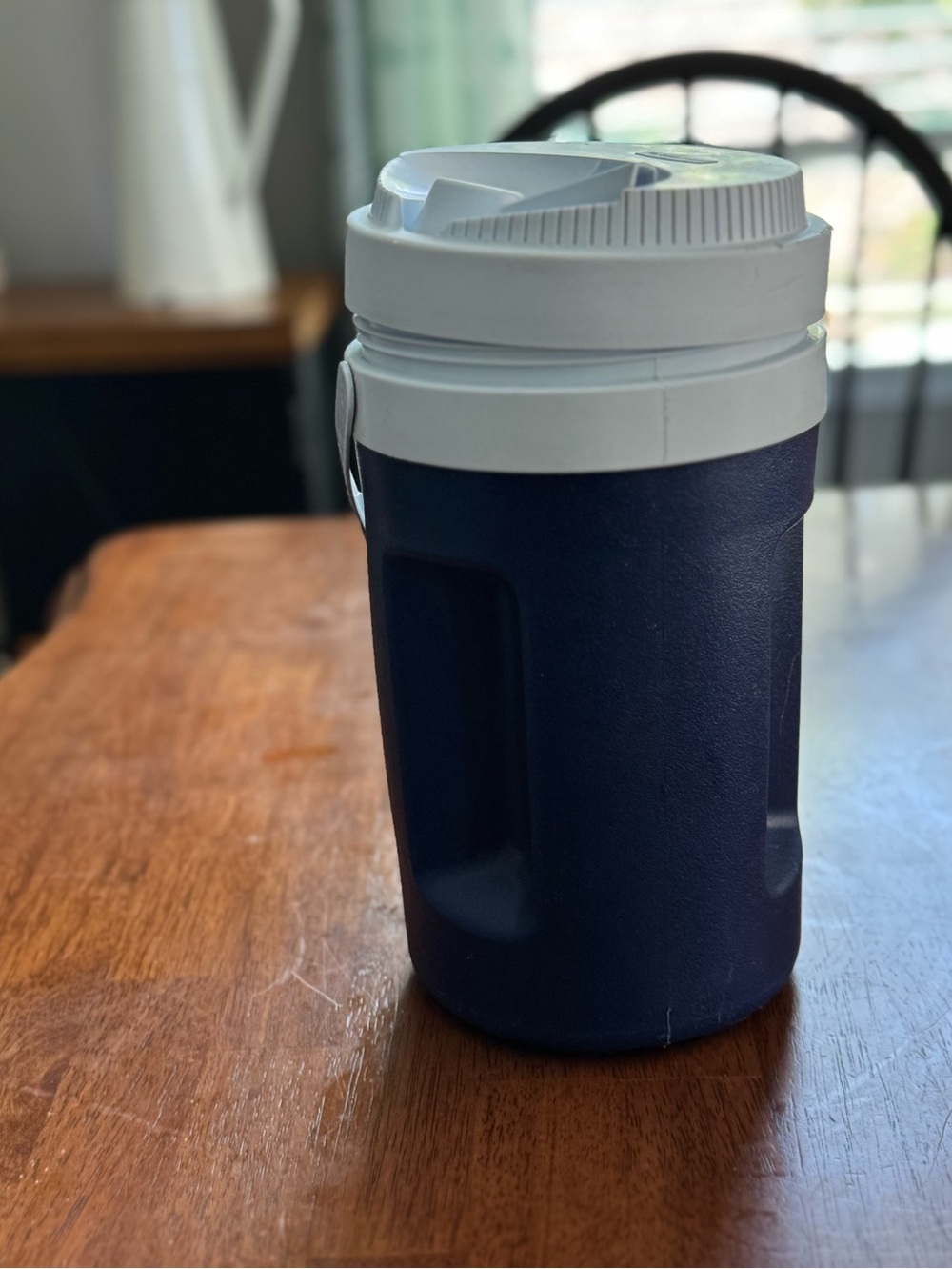 RUBBERMAID 1/2 GALLON BLUE AND WHITE WATER JUG THERMOS WITH TURN SPOUT #159A